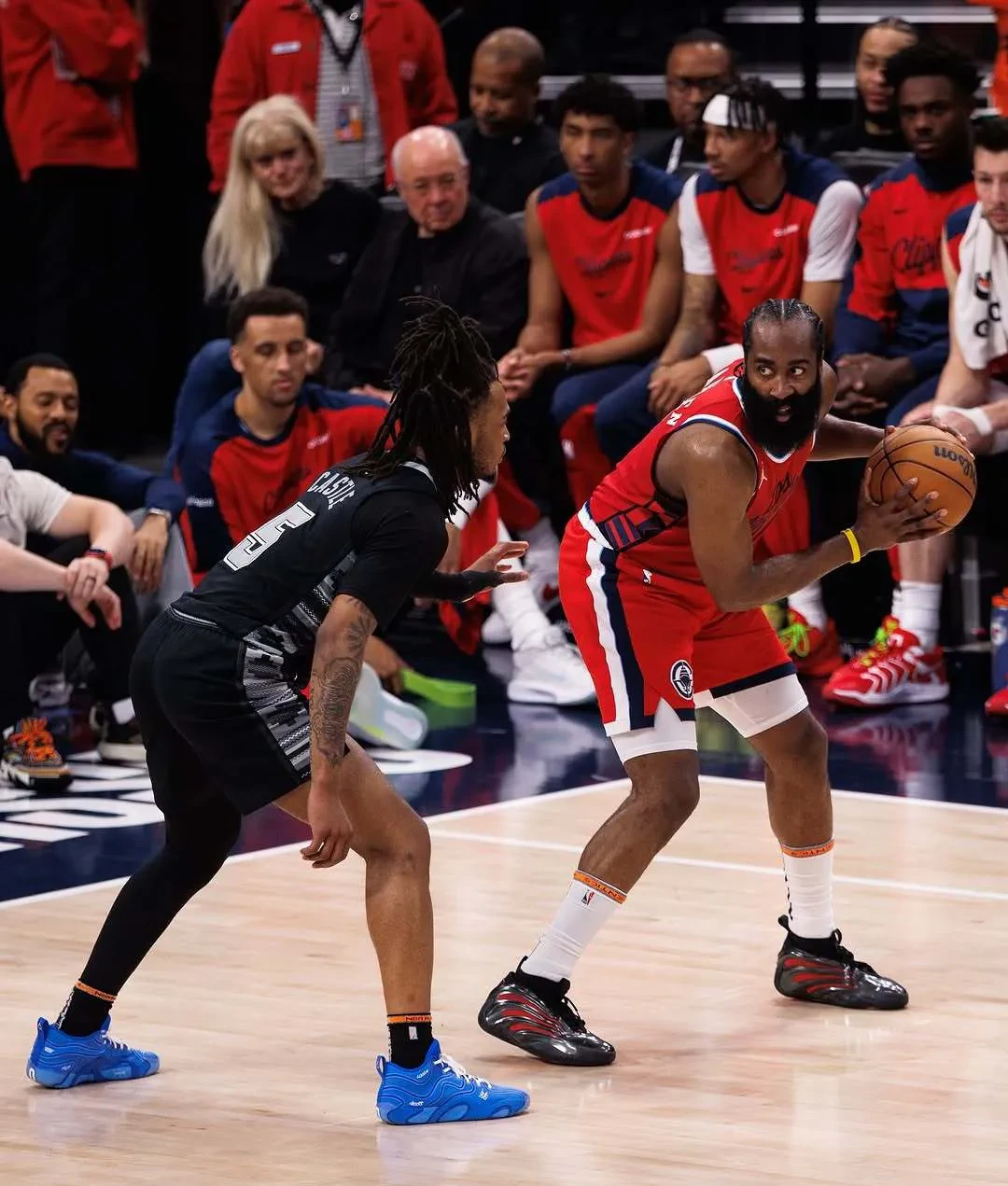 爱游戏官方网站-包含赛前体能课后，洛杉矶湖人防线松动备战足总杯，震撼外界，团队化学反应显著的词条